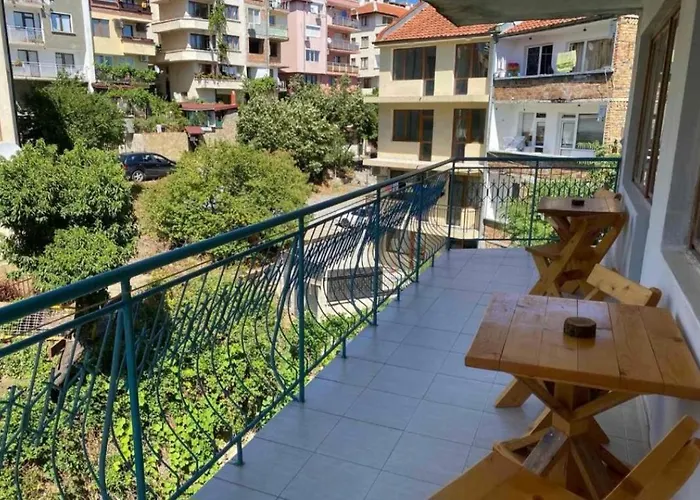 ゲストハウス къщта за гости «уют» *