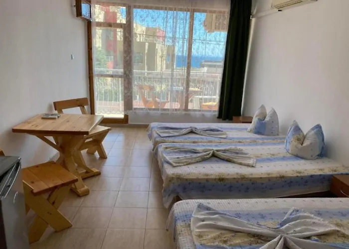 ゲストハウス къщта за гости «уют» *